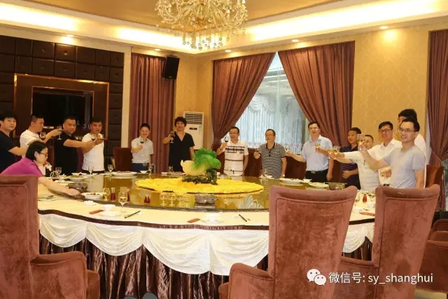 副會(huì)長彭修宏在聚豪園林午宴歡迎大家!