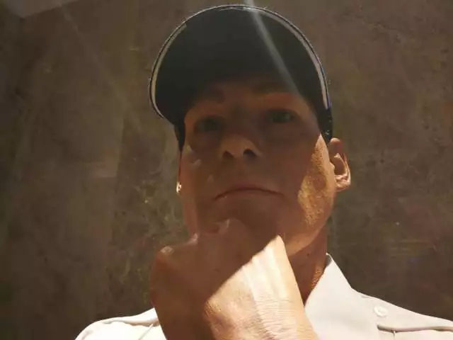 凌厲的眼神流轉(zhuǎn)，目光如炬，手掌的青筋清晰暴出，歲月的紋路無(wú)情橫亙&mdash;&mdash;樹脂雕塑《站崗》