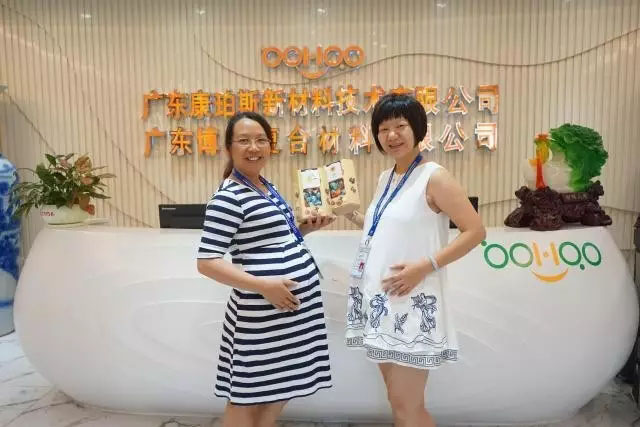 博皓家庭里銷售精英賴姐（左）和客服部黃經(jīng)理（右），兩位既是精明干練的職場(chǎng)女精英，同時(shí)也是熱心關(guān)愛博皓家人的優(yōu)雅媽媽